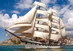 Grand Voilier Quittant le Port