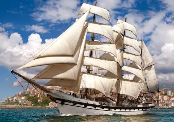 Grand Voilier Quittant le Port